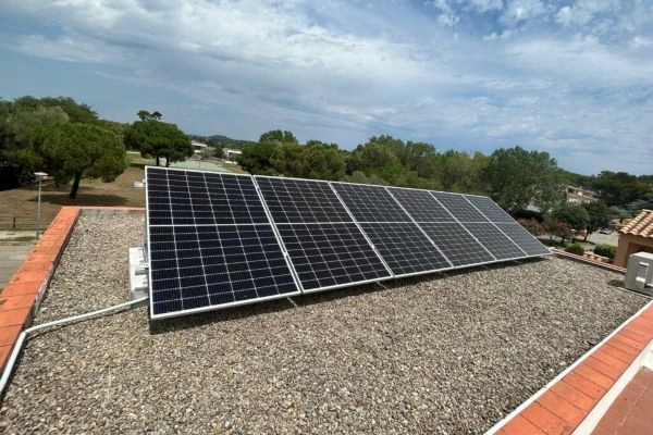 Panel solar instalado junto a un equipo de aerotermia