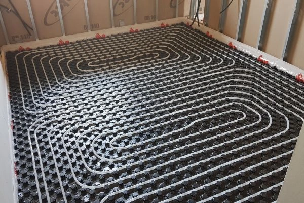Suelo radiante instalado en una reforma con aerotermia